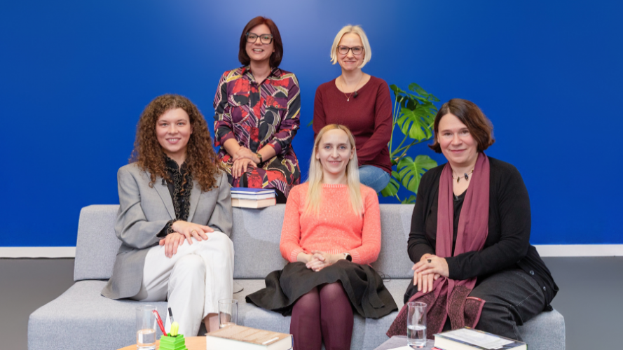    Akcijos &bdquo;Metų knygos rinkimų 2025&ldquo; Vaikų ir paauglių knygų kategorijų komisija: Vakarė Leonavičienė, Eglė Baliutavičiūtė, Jolita Li&scaron;kevičienė. Antroje eilėje Viktorija Dumčiūtė, Viltarė Mickevičienė. Vygaudo Juozaičio nuotr.