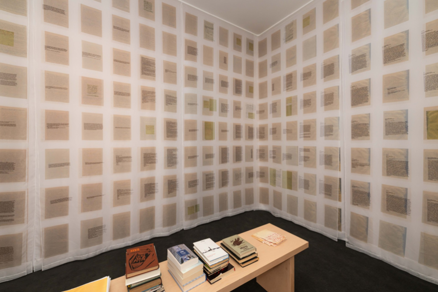 Paroda Profesorių name kviečia lankytojus susipažinti su Balio Sruogos kova dėl &bdquo;Dievų mi&scaron;ko&ldquo; teksto. Gintarės Grigėnaitės nuotr.