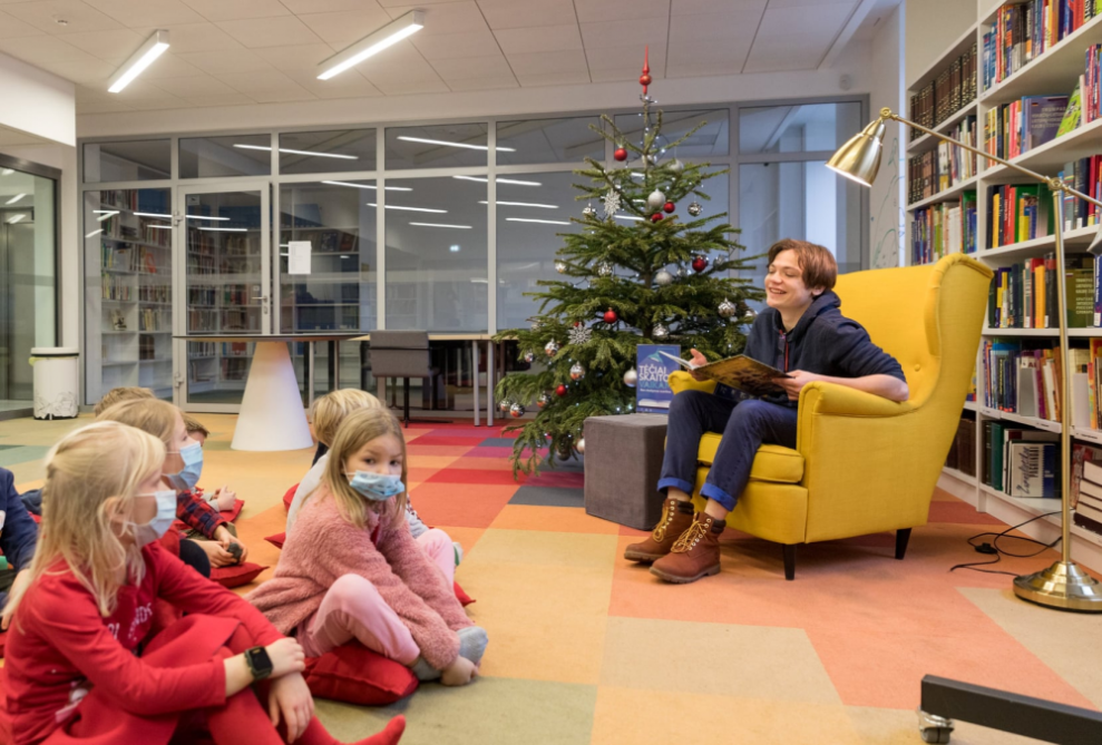 Aktorius Marius Povilas Elijas Martynenko į biblioteką susirinkusiems vaikams skaitė kalėdines pasakas